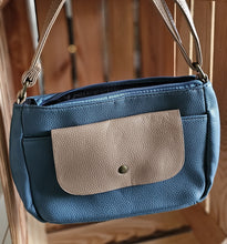 Lade das Bild in den Galerie-Viewer, Kompakte Crossbody – kleine Schultertasche mit Zip-Top & Frontfach (ca. 24×17×6 cm) – mehrere Farben