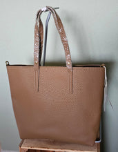 Lade das Bild in den Galerie-Viewer, Shopper Tote – große Schultertasche mit Zip-Top, Mini-Täschchen & Innen-Bag (41×30×9 cm) – Beere/Camel