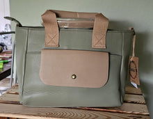 Lade das Bild in den Galerie-Viewer, Satchel / Top-Handle-Handtasche – Kunstleder, Frontfach & Schulterriemen (34×21×12 cm) – Schwarz, Apricot, Salbei – 20 €
