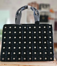 Lade das Bild in den Galerie-Viewer, Top-Handle Tote – kleine strukturierte Handtasche mit Schulterriemen & Nietenlook (29×21×9 cm) – Reißverschluss