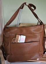 Lade das Bild in den Galerie-Viewer, Kunstleder-Tasche mit Nieten in Cognacbraun | Strukturierte Crossbody-Bag mit Schulterriemen | 29 × 18 × 6 cm