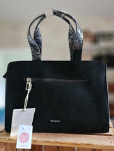 Lade das Bild in den Galerie-Viewer, Top-Handle Tote – kleine strukturierte Handtasche mit Schulterriemen & Nietenlook (29×21×9 cm) – Reißverschluss