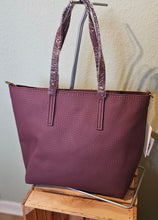 Lade das Bild in den Galerie-Viewer, Shopper Tote – große Schultertasche mit Zip-Top, Mini-Täschchen & Innen-Bag (41×30×9 cm) – Beere/Camel