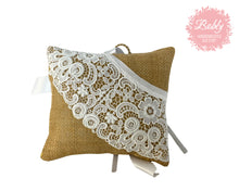 Lade das Bild in den Galerie-Viewer, Ringkissen aus Jute und Spitze