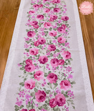 Lade das Bild in den Galerie-Viewer, Tischläufer Rosenmuster