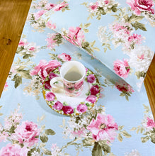 Lade das Bild in den Galerie-Viewer, Tischläufer Rosenmuster