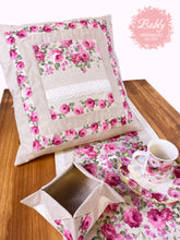 Lade das Bild in den Galerie-Viewer, Tischläufer Rosenmuster