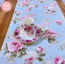 Lade das Bild in den Galerie-Viewer, Tischläufer Rosenmuster