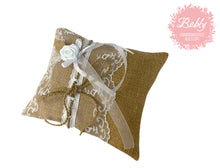 Lade das Bild in den Galerie-Viewer, Ringkissen aus Jute und Spitze