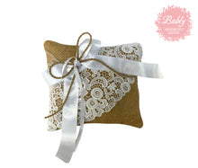 Lade das Bild in den Galerie-Viewer, Ringkissen aus Jute und Spitze