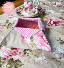 Lade das Bild in den Galerie-Viewer, Tischläufer Rosenmuster