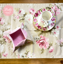 Lade das Bild in den Galerie-Viewer, Tischläufer Rosenmuster