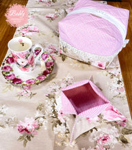 Lade das Bild in den Galerie-Viewer, Tischläufer Rosenmuster