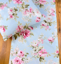 Lade das Bild in den Galerie-Viewer, Tischläufer Rosenmuster