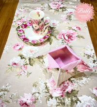 Lade das Bild in den Galerie-Viewer, Tischläufer Rosenmuster