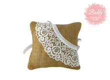 Lade das Bild in den Galerie-Viewer, Ringkissen aus Jute und Spitze