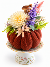 Charger l'image dans la galerie, Handgemachte Herbstdeko mit Stoffkürbis, Blumen und Pilz – Rostrot &amp; Creme
