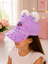 Lade das Bild in den Galerie-Viewer, Lila Mädchen Cap mit Pompons, Schleifen &amp; Glitzersteinen – Märchenhafte Kinder Basecap
