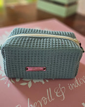 Lade das Bild in den Galerie-Viewer, Kosmetiktasche Waffelpique | Kulturbeutel Handarbeit | Schminktasche mit Baumwollfutter &amp; Volumenvlies (18×11×10 cm)
