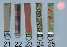 Lade das Bild in den Galerie-Viewer, Schlüsselanhänger aus Stoff, keychain fabrik, Schlüsselband, Geschenk für Sie &amp; Ihn, Geschenkidee, handgemacht, handmade
