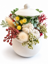 Cargar imagen en el visor de la galería, Herbstliches Blumengesteck im weißen Dekotopf mit Deckel – handgemachte Gipskürbisse

