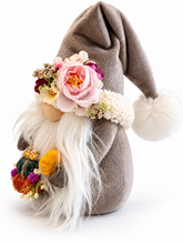 Cargar imagen en el visor de la galería, Handgemachter Herbstwichtel in Grau mit rosa Blumen und Stoffkürbissen
