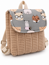 Cargar imagen en el visor de la galería, Handgemachter Kinderrucksack mit Tiermotiven aus Waffelpique – Beige &amp; Grau
