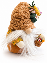 Cargar imagen en el visor de la galería, Handgemachter Herbstwichtel mit Teddy-Zipfelmütze, Kürbissen und Pilzkörbchen – Ockerbraun
