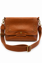 Lade das Bild in den Galerie-Viewer, Umhängetasche aus Kunstleder mit  und Nieten | Tasche mit Zipperfach &amp; verstellbarem Gurt | Schwarz/ Cognac
