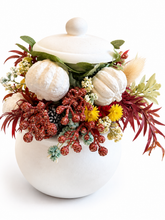 Cargar imagen en el visor de la galería, Herbstliches Blumengesteck im weißen Dekotopf mit Deckel – handgemachte Gipskürbisse
