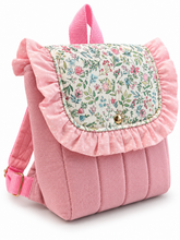 Load image into Gallery viewer, Handgemachter Kinderrucksack mit Blumenmuster und Rüschen – Rosa
