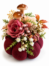 Cargar imagen en el visor de la galería, Handgemachte Herbstdeko mit genähtem Kürbis, Rosen und Pilzen – Bordeauxrot
