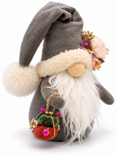 Cargar imagen en el visor de la galería, Handgemachter Herbstwichtel in Grau mit Blumenmütze und Kürbisanhänger – Herbstdekoration
