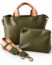 Lade das Bild in den Galerie-Viewer, Kunstledertasche mit Kosmetiktasche &amp; Schulterriemen – Vintage Style
