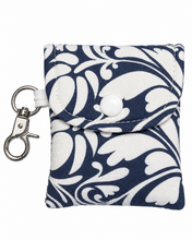 Lade das Bild in den Galerie-Viewer, Handgenähtes Täschchen mit Karabiner | Baumwolle 7 x 9cm | AirPods-Hülle &amp; Mini-Organizer – für Kopfhörer, Tampons, Geld, Einkaufschips
