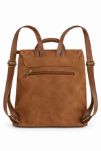Lade das Bild in den Galerie-Viewer, Flap-Backpack – Rucksack mit Überschlag, Vintage-Look &amp; Reißverschlussfächern | Schwarz/Cognac

