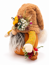 Lade das Bild in den Galerie-Viewer, Handgemachter Herbstwichtel mit Kürbissen und Blumenkorb – Herbstdeko 25 cm
