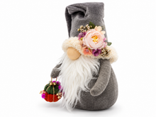 Cargar imagen en el visor de la galería, Handgemachter Herbstwichtel in Grau mit Blumenmütze und Kürbisanhänger – Herbstdekoration
