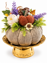 Lade das Bild in den Galerie-Viewer, Handgemachte Herbstdeko mit Stoffkürbis, Blumen und Pilzen – Beige &amp; Gold
