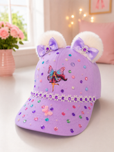 Lade das Bild in den Galerie-Viewer, Lila Mädchen Cap mit Pompons, Schleifen &amp; Glitzersteinen – Märchenhafte Kinder Basecap
