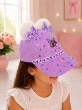 Lade das Bild in den Galerie-Viewer, Lila Mädchen Cap mit Pompons, Schleifen &amp; Glitzersteinen – Märchenhafte Kinder Basecap
