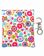 Lade das Bild in den Galerie-Viewer, Handgenähtes Täschchen mit Karabiner | Baumwolle 7 x 9cm | AirPods-Hülle &amp; Mini-Organizer – für Kopfhörer, Tampons, Geld, Einkaufschips
