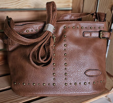 Lade das Bild in den Galerie-Viewer, Kunstleder-Tasche mit Nieten in Cognacbraun | Strukturierte Crossbody-Bag mit Schulterriemen | 29 × 18 × 6 cm
