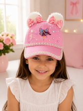 Lade das Bild in den Galerie-Viewer, Kinder Cap Rosa mit Schleifen, Perlen &amp; Pompons – Märchenhafte Mädchen Basecap

