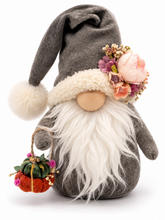 Cargar imagen en el visor de la galería, Handgemachter Herbstwichtel in Grau mit Blumenmütze und Kürbisanhänger – Herbstdekoration
