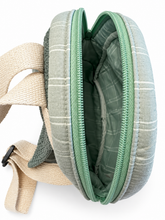 Cargar imagen en el visor de la galería, Handgemachter Kinderrucksack mit Katzenmotiv – Mintgrün
