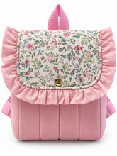 Load image into Gallery viewer, Handgemachter Kinderrucksack mit Blumenmuster und Rüschen – Rosa
