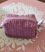 Lade das Bild in den Galerie-Viewer, Kosmetiktasche klein mit Karabiner | Schminktäschchen | Mini-Aufbewahrung 12x7x7 cm | Handgemacht aus Baumwolle (Waffelpiqué) | Geschenkidee
