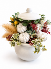 Cargar imagen en el visor de la galería, Herbstliches Blumengesteck im weißen Dekotopf mit Deckel – handgemachte Gipskürbisse
