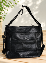 Lade das Bild in den Galerie-Viewer, Umhängetasche &amp; Rucksack in einem – stylische Alltagstasche aus Kunstleder in Camel, Braun oder Schwarz | 2-in-1 Tasche Damen
